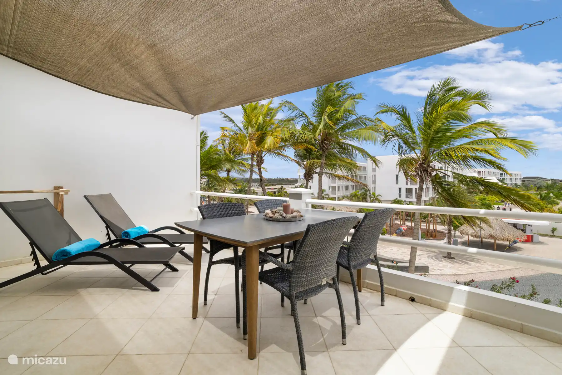 ruim balkon met uitzicht op zee