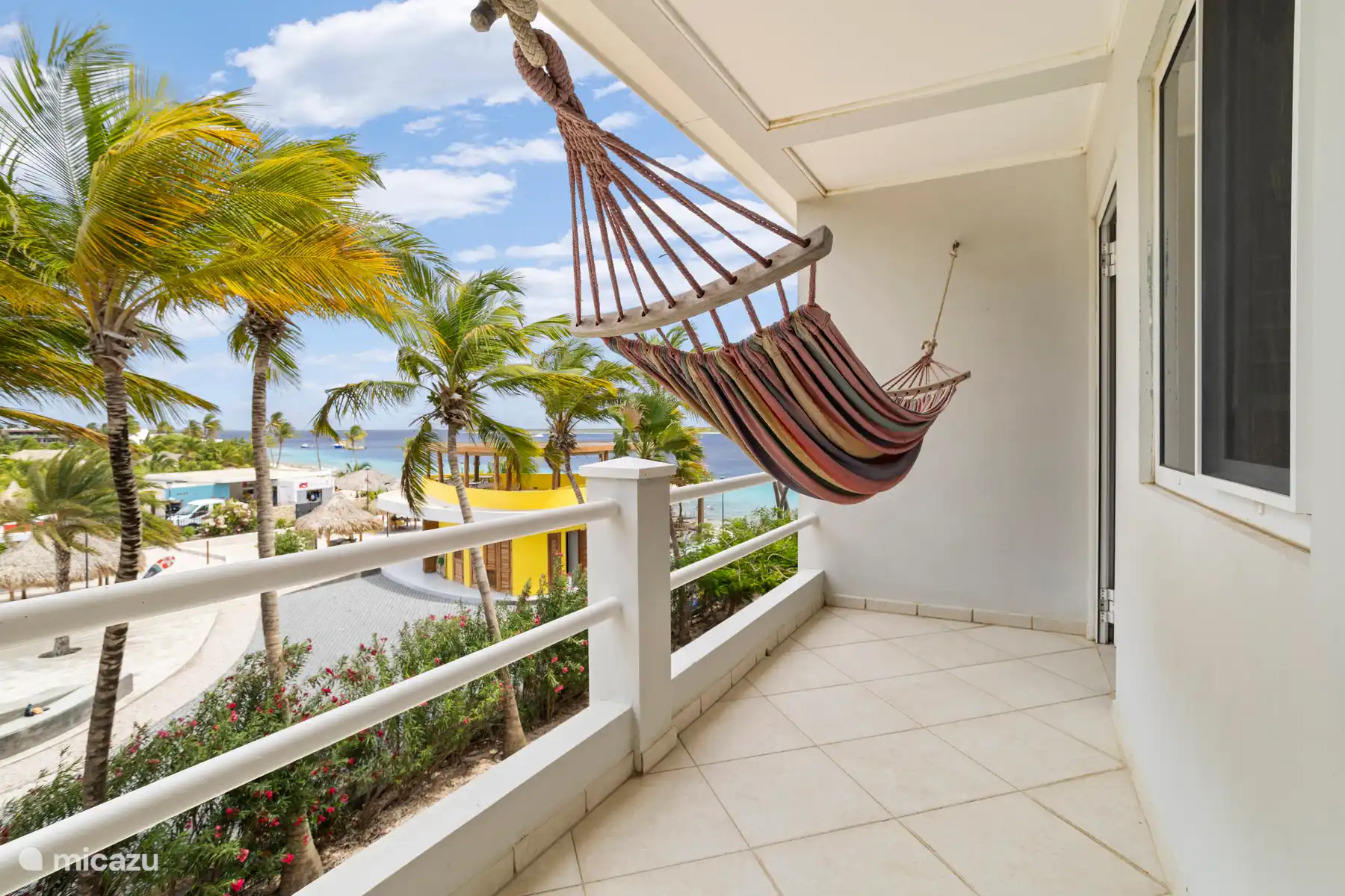 ruim balkon met uitzicht op zee