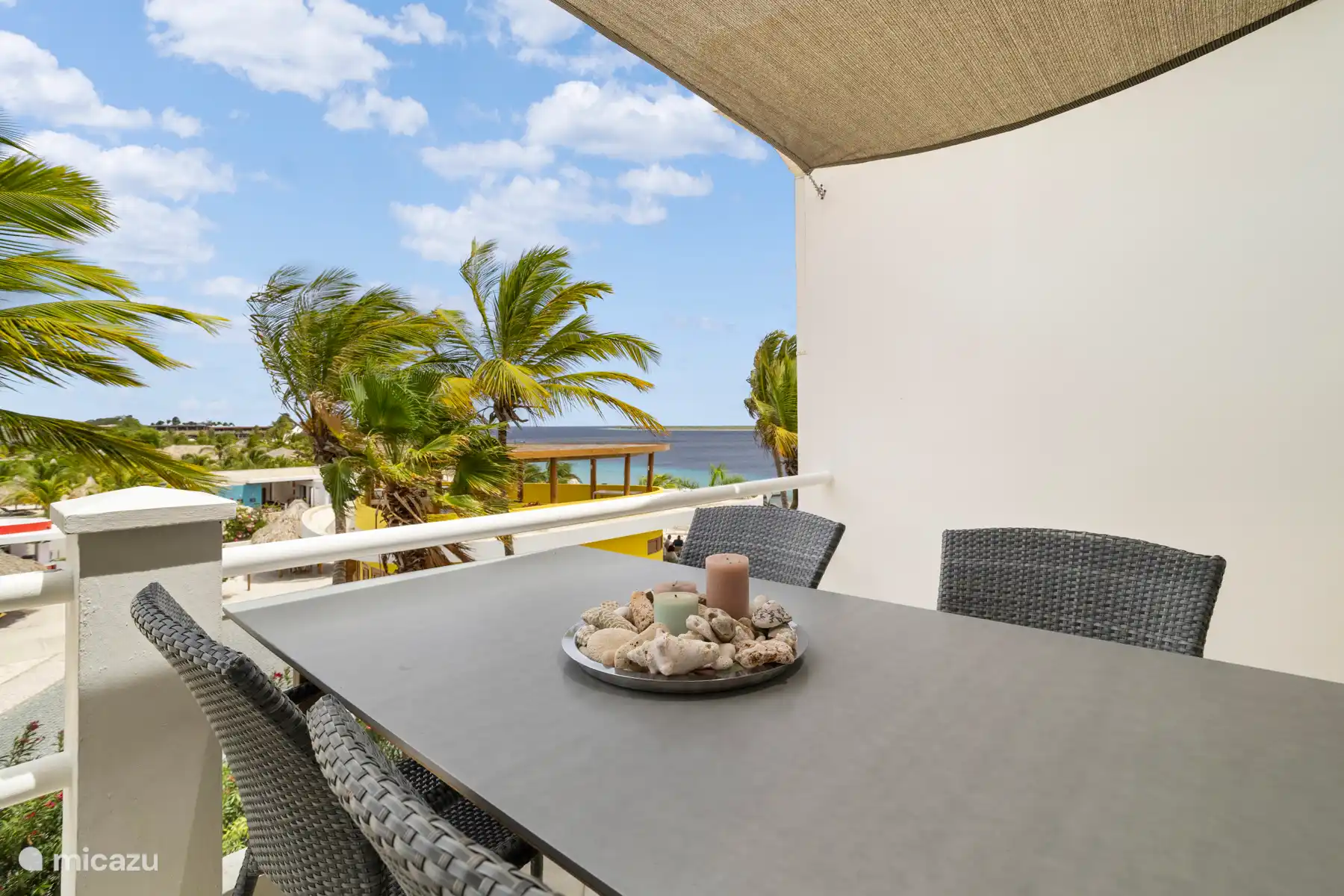 ruim balkon met uitzicht op zee