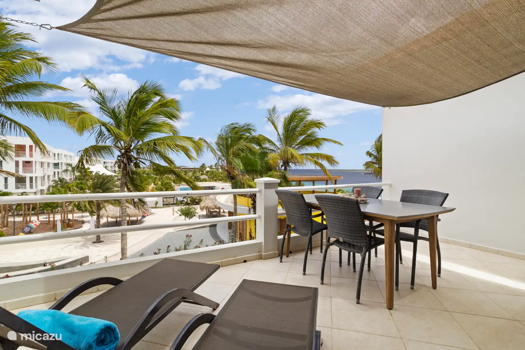 ruim balkon met uitzicht op zee