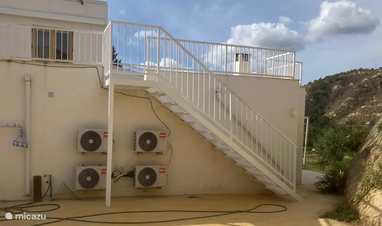 The second couple or your guests have complete privacy due to their own entrance and their own sanitary facilities.