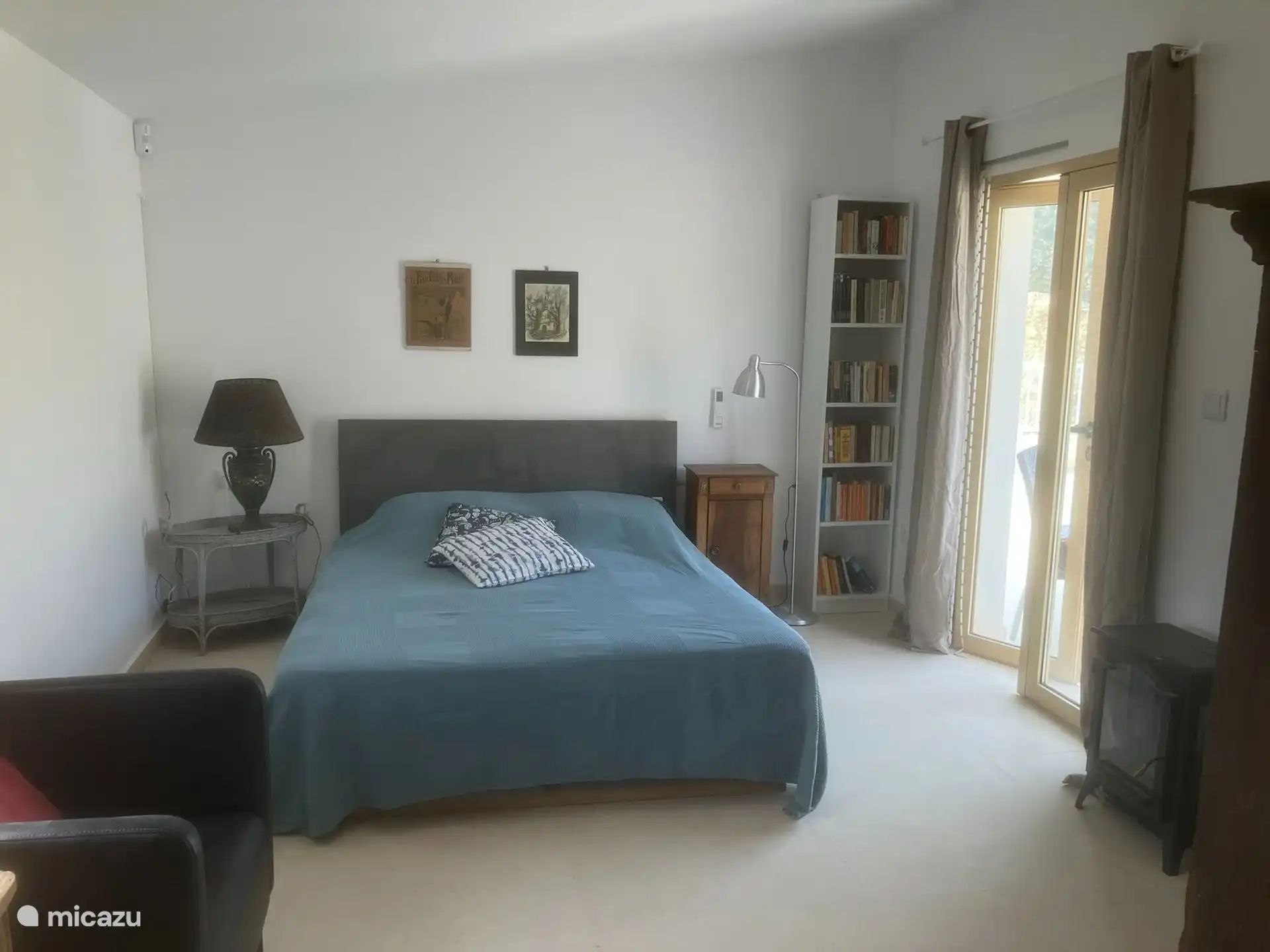 This room is also equipped with air conditioning.