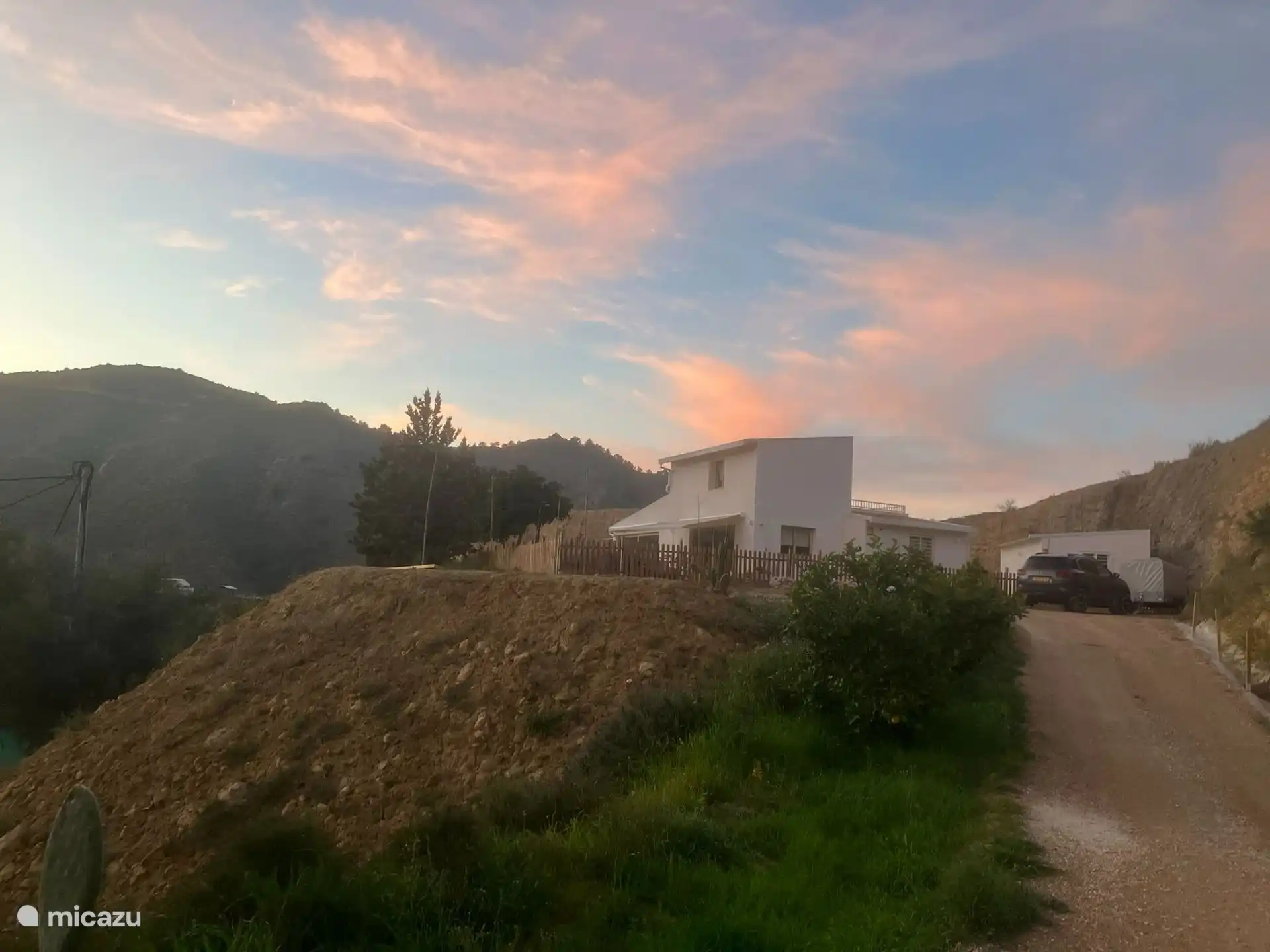 The house is therefore located on its own hill with great views of the area. Long-term sunlight, no direct neighbors.