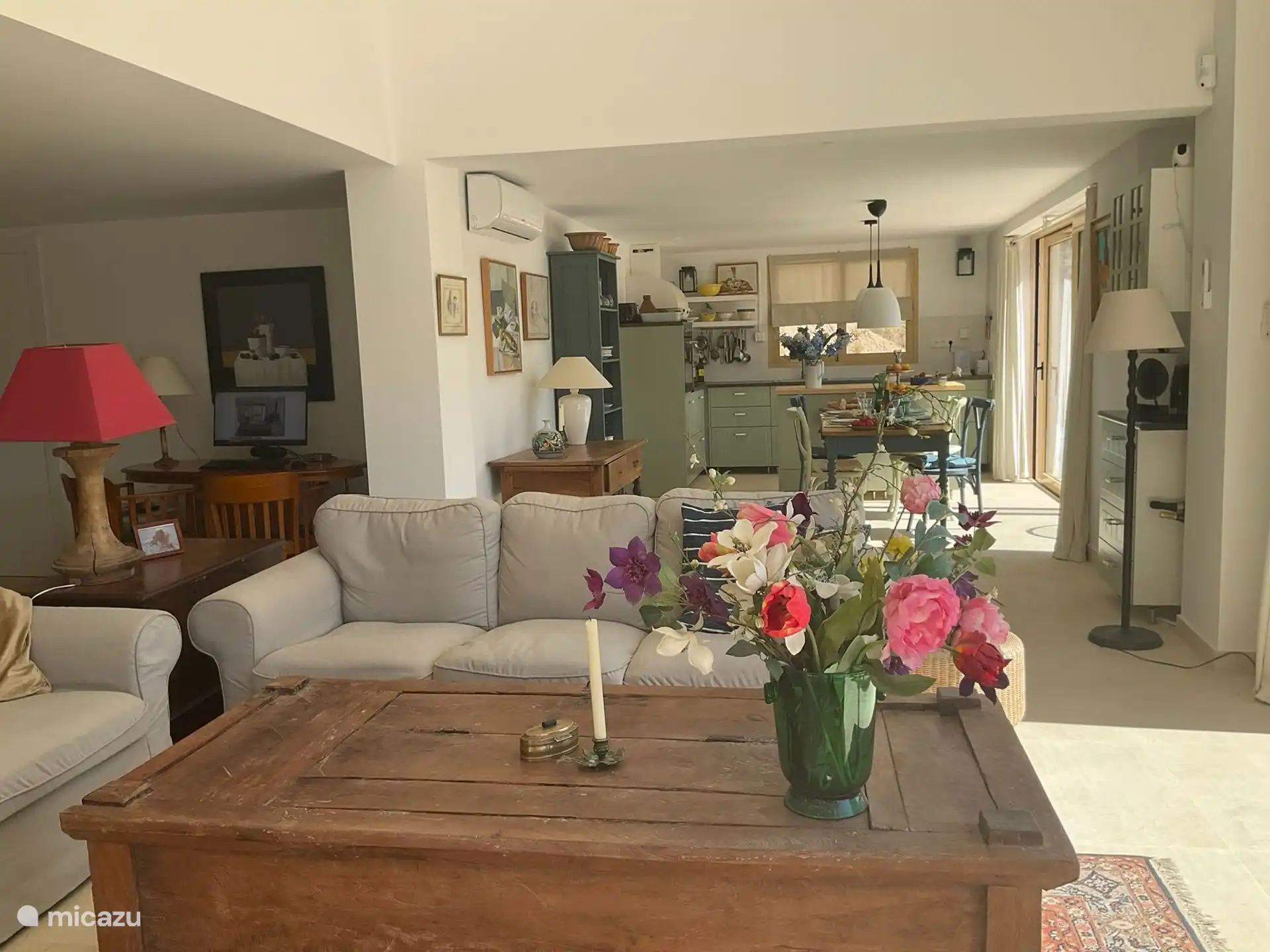 View of the kitchen and work corner.