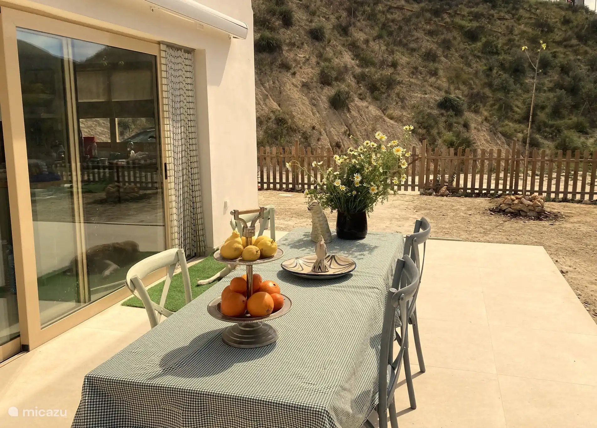 The kitchen is right behind this, very practical, but we also like to have lunch on the west side.