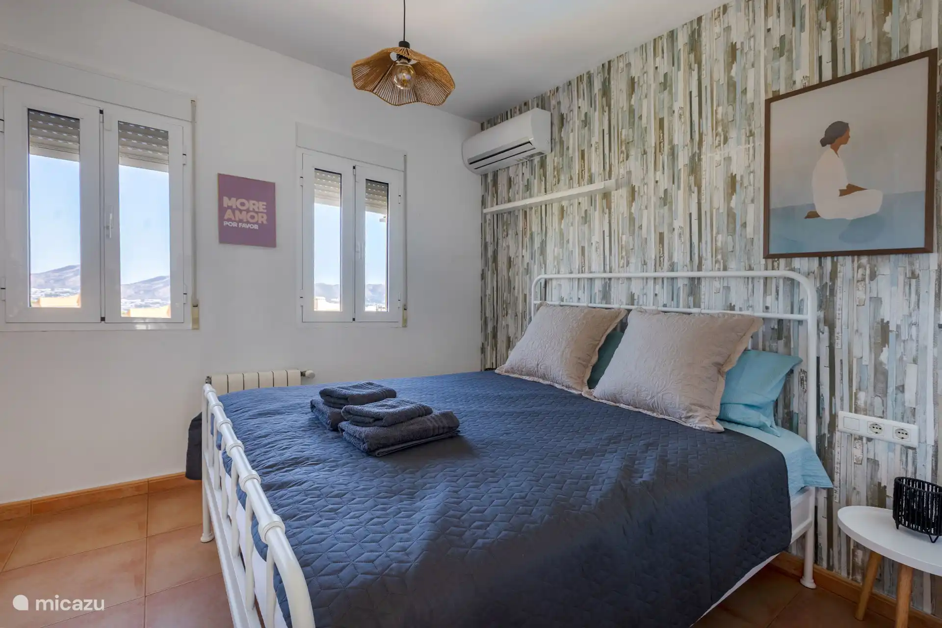 Slaapkamer met tweepersoonsbed op de eerste etage