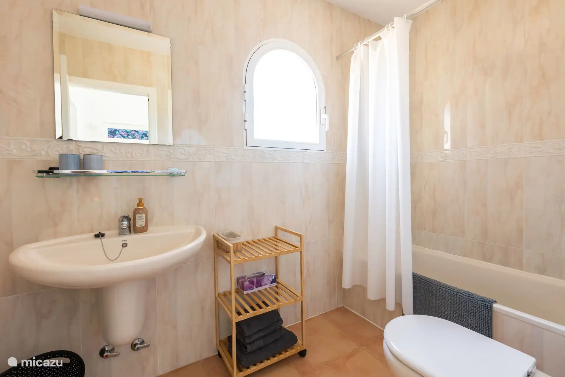 Authentieke badkamer op de eerste etage met wastafel, douche en ligbad