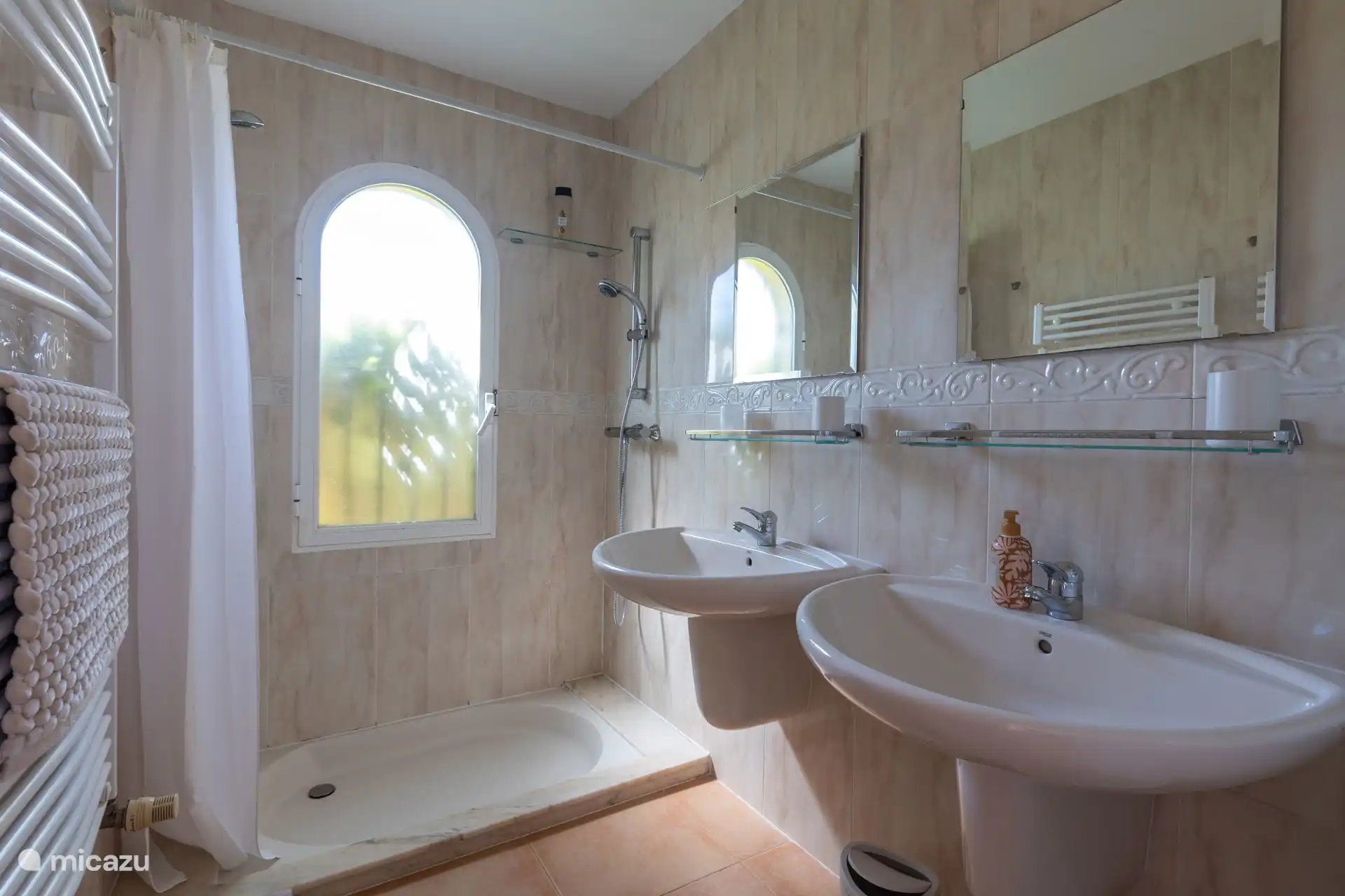 Authentieke badkamer bij de master bedroom, voorzien van twee wastafels en dubbele douche