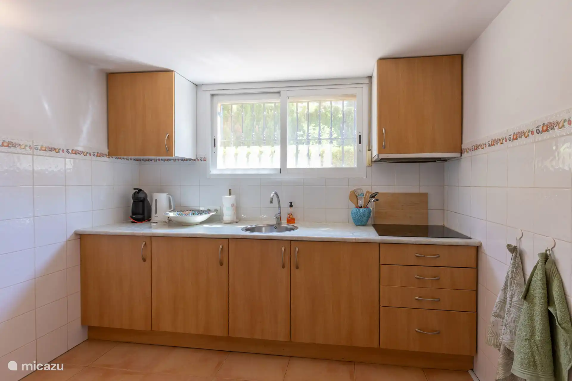 Keuken met grote koel-vriescombinatie in het gastenverblijf