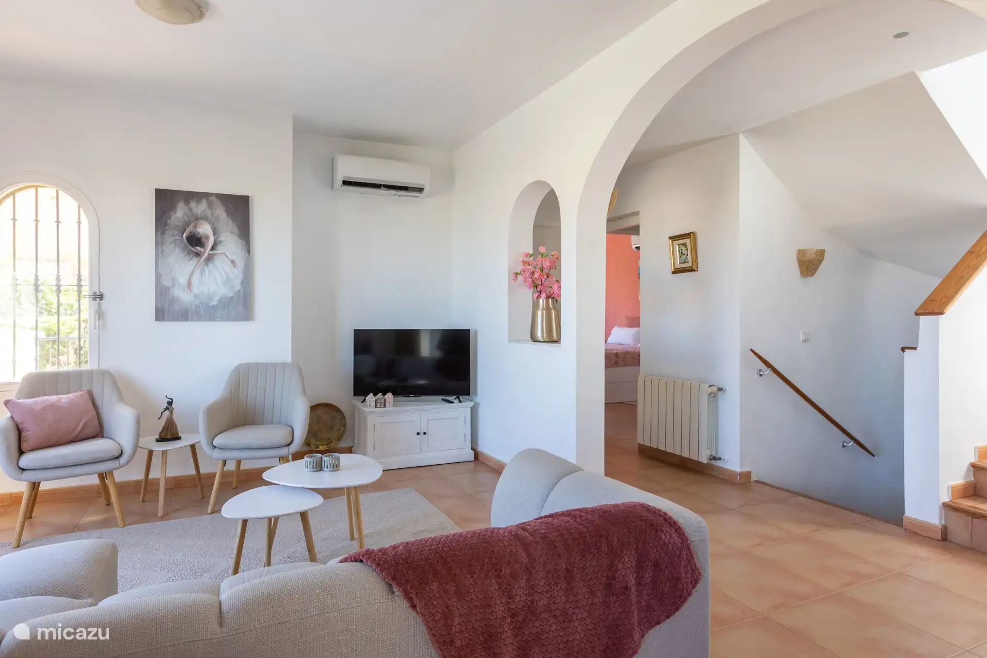 De comfortabele woonkamer op de begane grond
