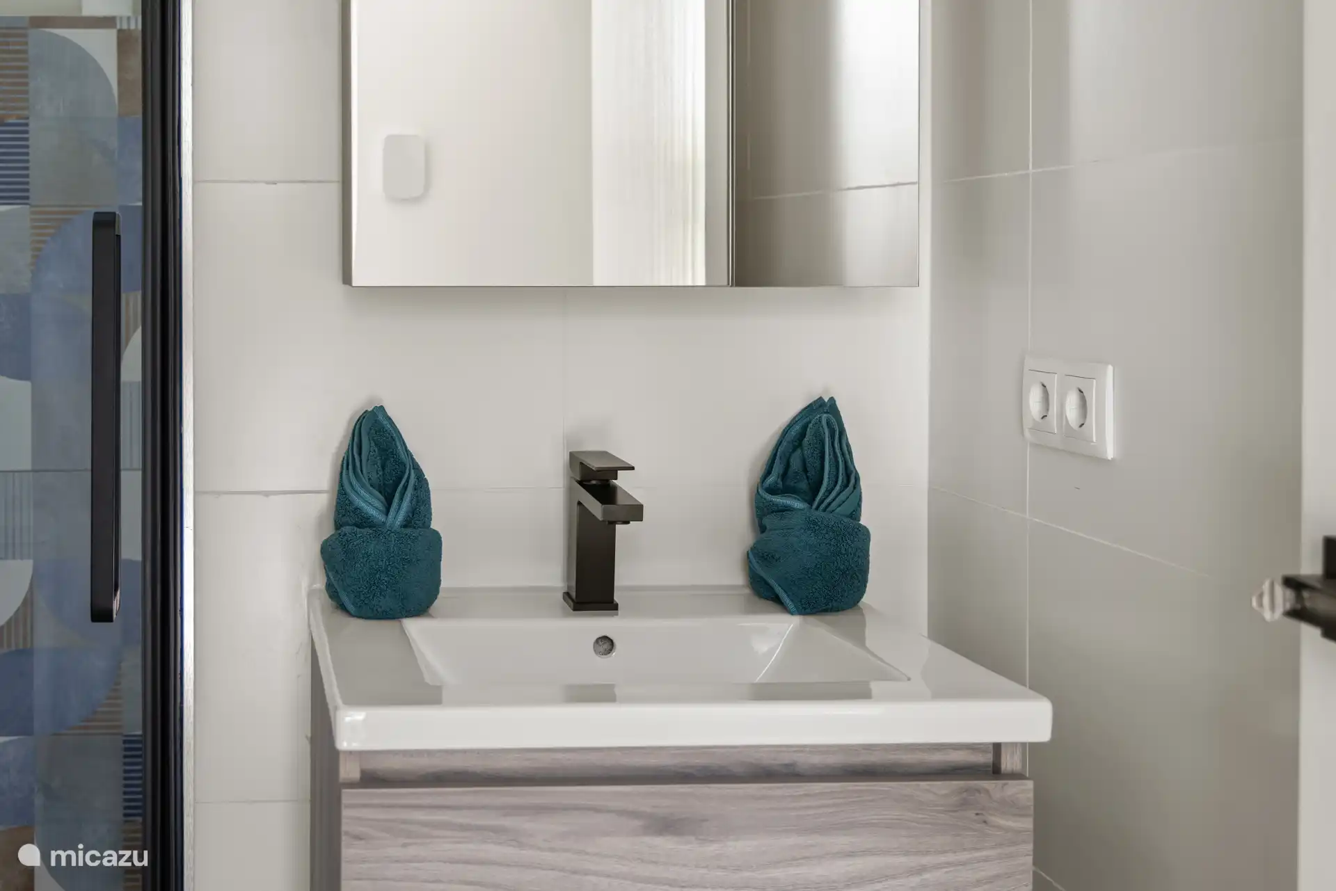 Een fris welkom! Met zachte handdoeken en oog voor detail is ook de badkamer helemaal klaar om je een comfortabel vakantiegevoel te geven