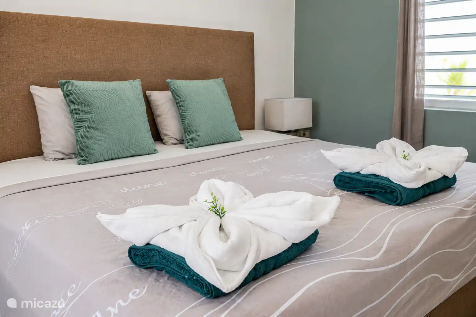 Fris beddengoed en een heerlijk comfortabel bed: de perfecte plek om na een zonnige dag op Curaçao helemaal tot rust te komen