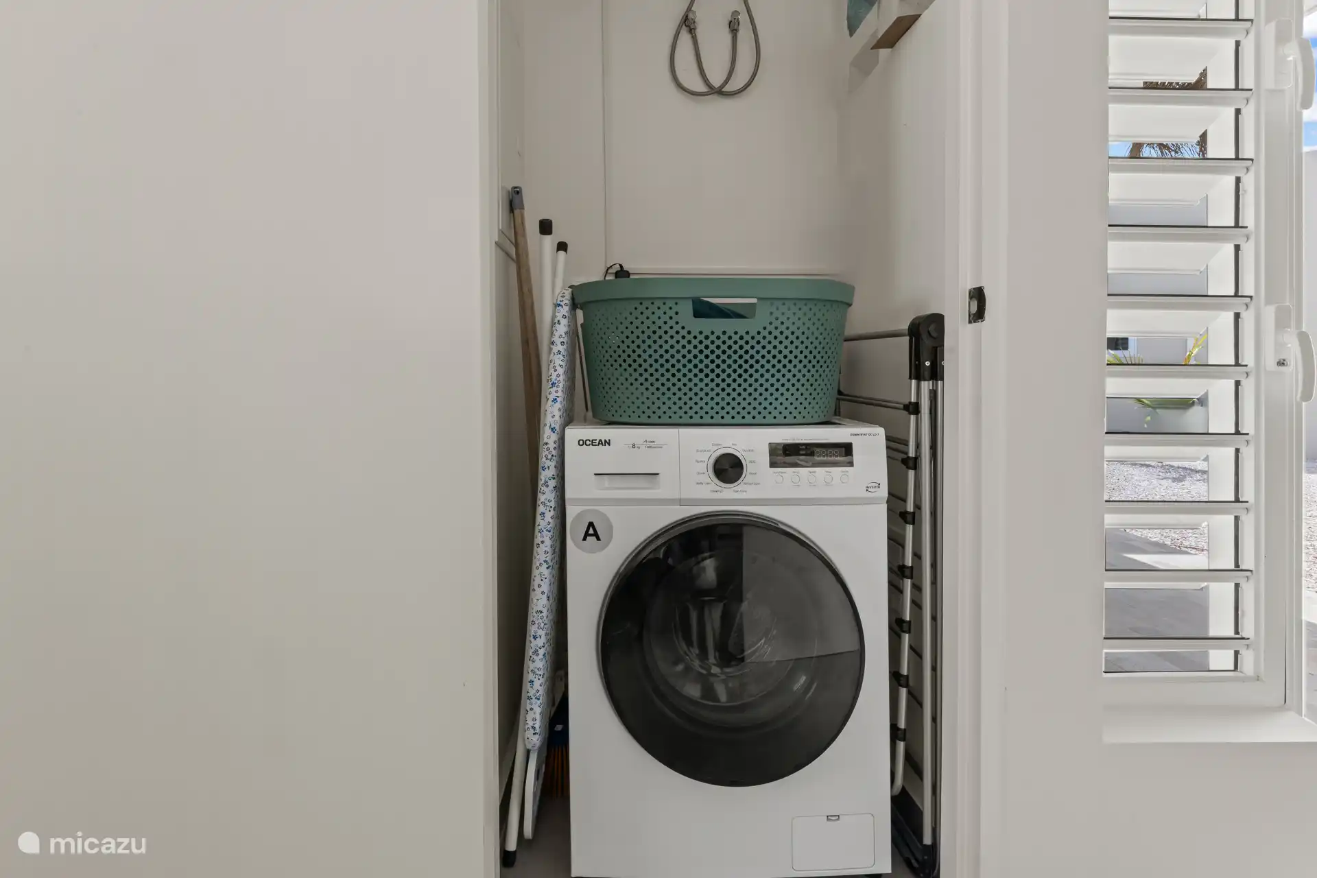 Ook tijdens je vakantie is er gedacht aan praktisch gemak. De wasmachine staat netjes uit het zicht in een aparte ruimte, handig voor een langer verblijf op Curaçao
