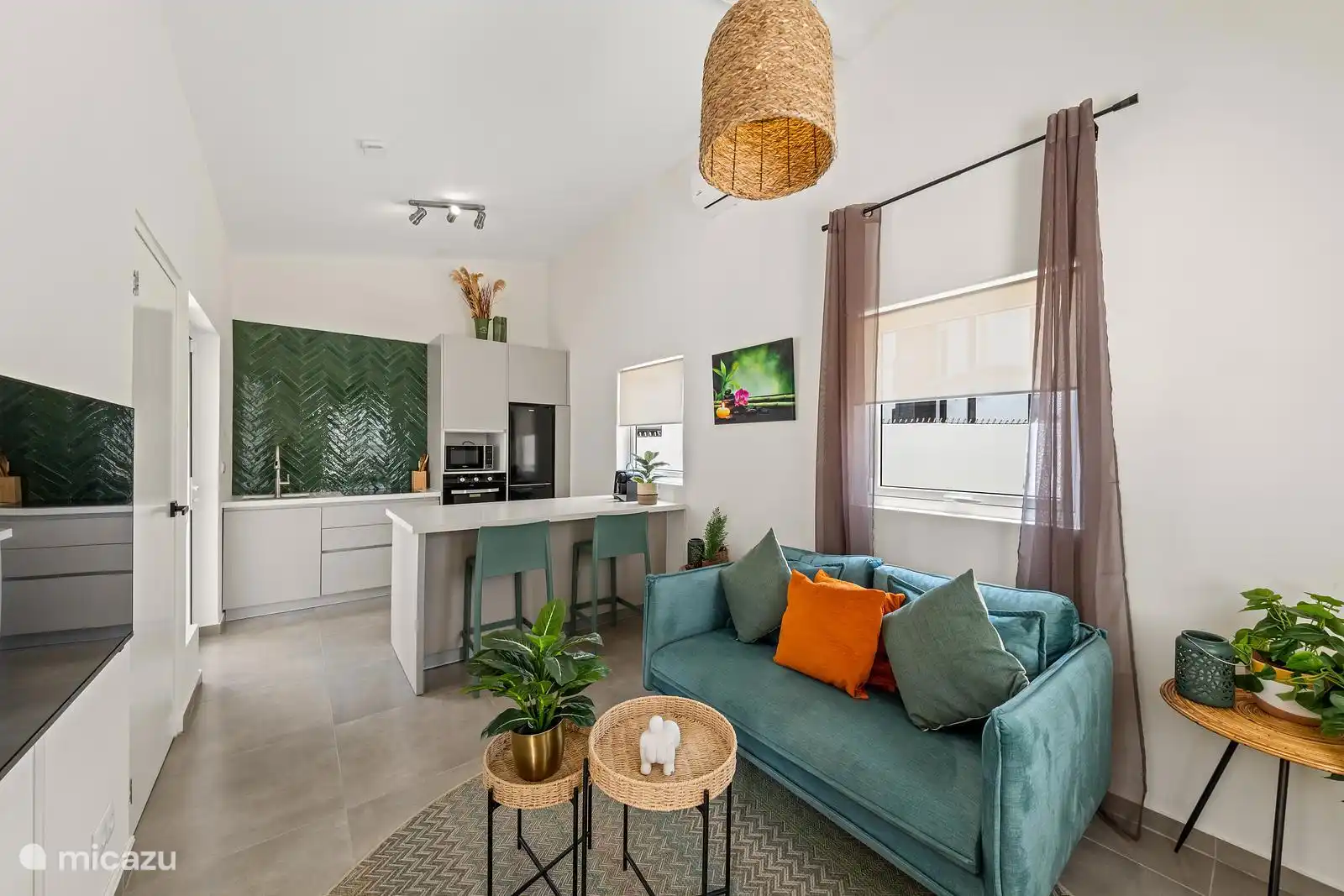 Sfeervolle, modern ingerichte woonkamer van Casa Breeze, voorzien van airconditioning. De perfecte plek om na een zonnige dag op Curaçao heerlijk te ontspannen