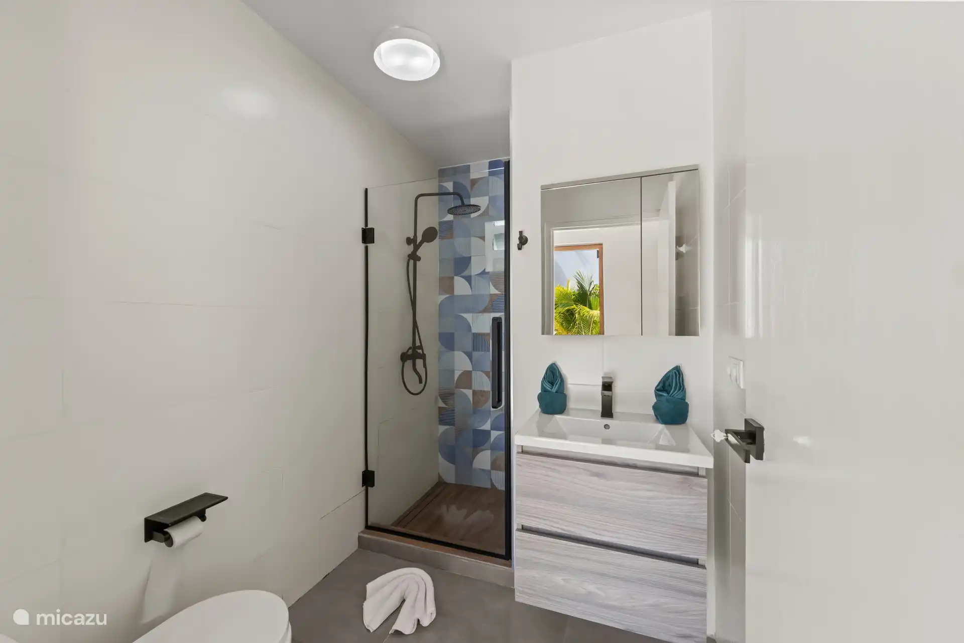 Een frisse, nette badkamer waar je je na een zonnige dag heerlijk kunt opfrissen en klaarmaken voor een nieuwe dag op Curaçao