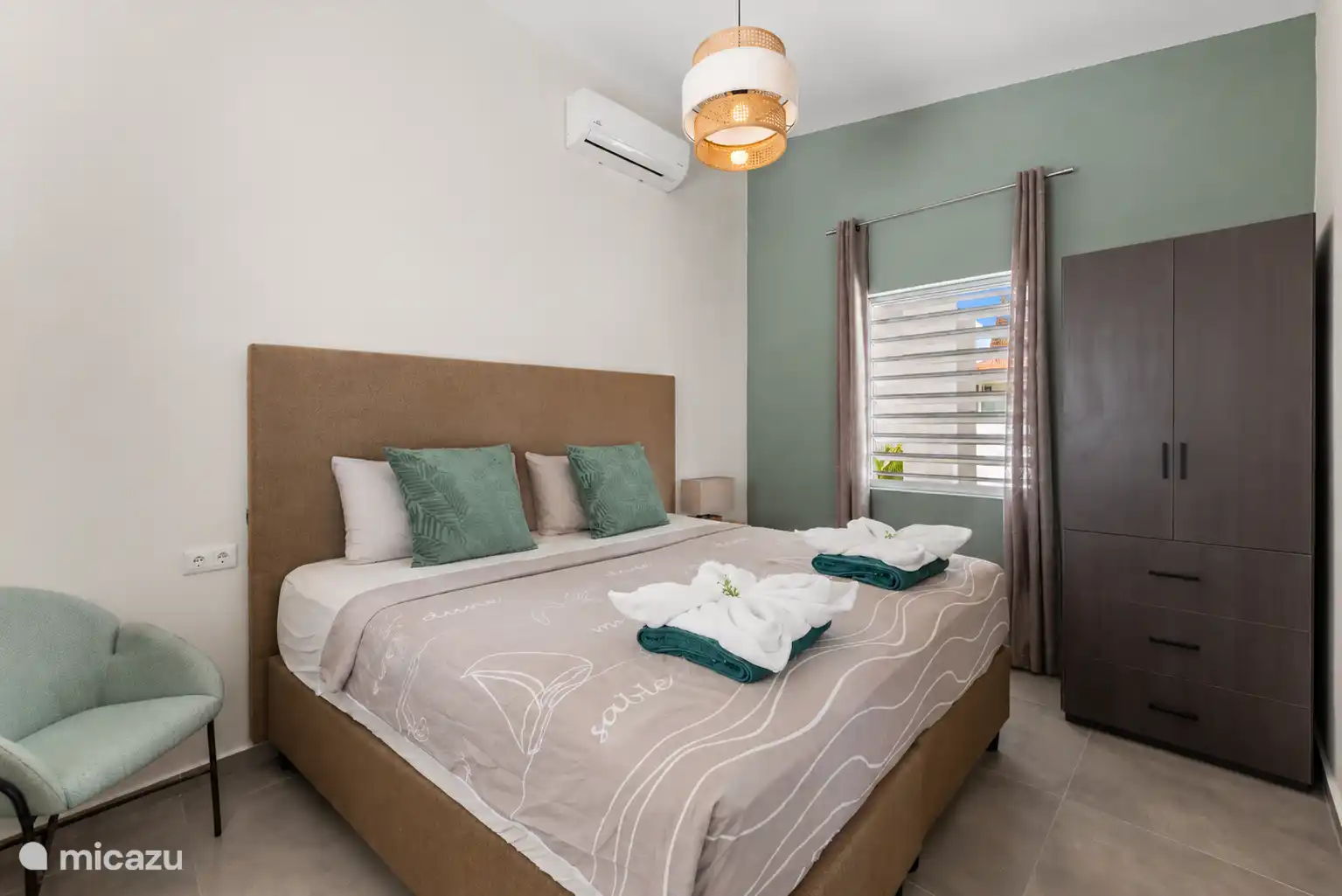 Comfortabele slaapkamer van Casa Breeze, modern en sfeervol ingericht en voorzien van airconditioning. De ideale plek om heerlijk tot rust te komen na een zonnige dag op Curaçao