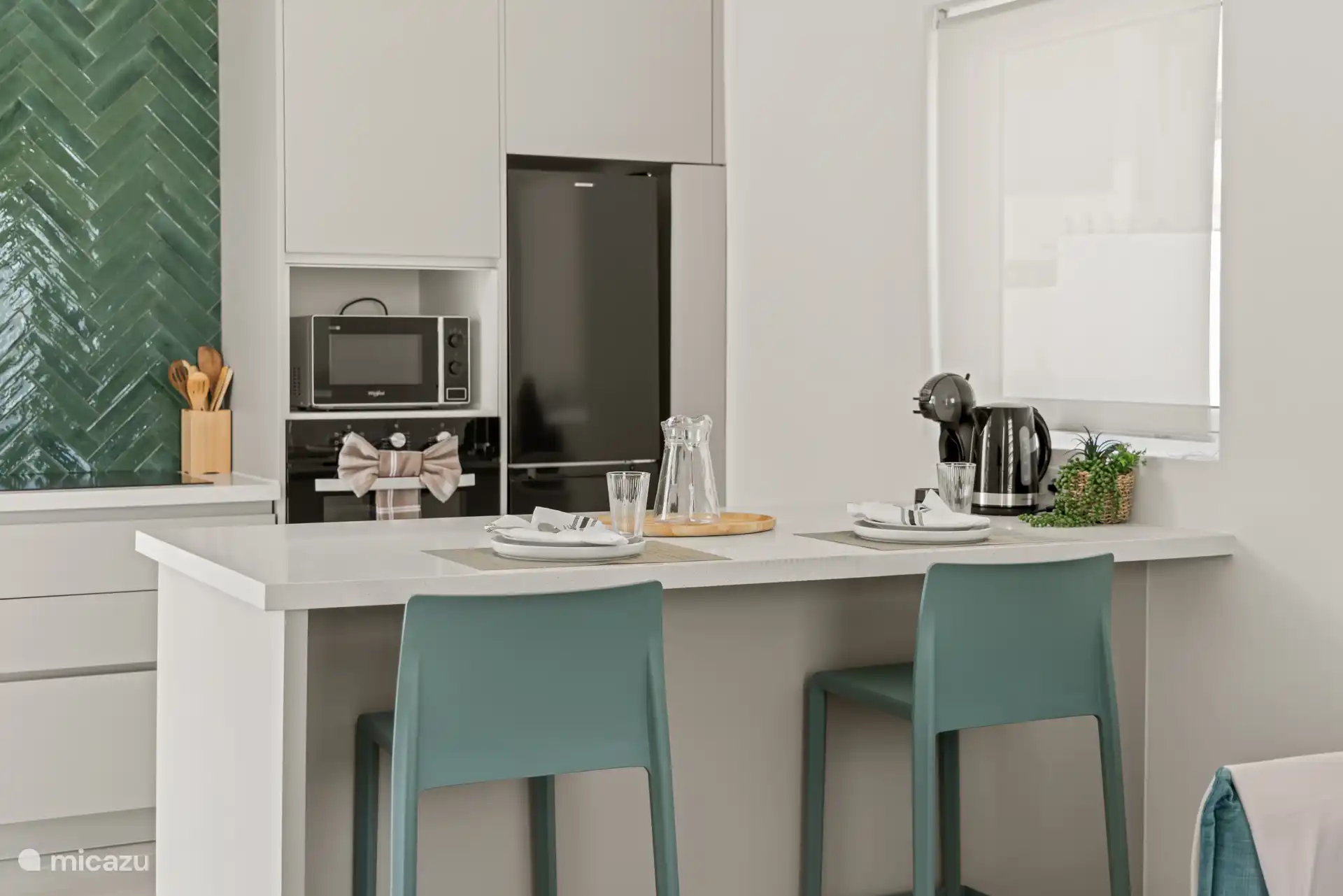 De moderne keuken is van alle gemakken voorzien. Aan het gezellige barretje kun je heerlijk ontbijten, lunchen of samen genieten van een drankje.
