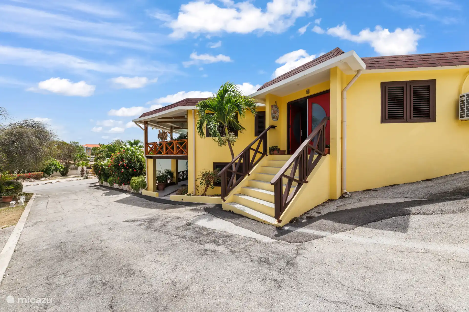De zonnig gele villa verwelkomt je met een tropische uitstraling en een gezellige, overdekte veranda. Stap naar binnen, laat de vakantie beginnen en voel je meteen thuis op Curaçao!