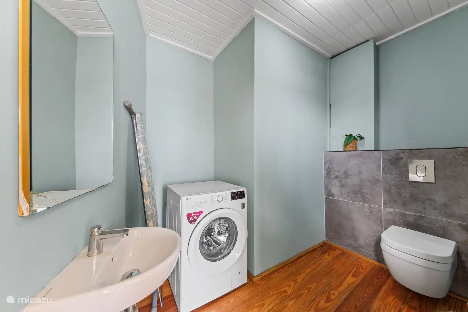 Extra gemak tijdens je verblijf! De bungalow beschikt over een extra toilet en wastafel, met een wasmachine voor extra comfort. Ideaal voor een zorgeloze vakantie