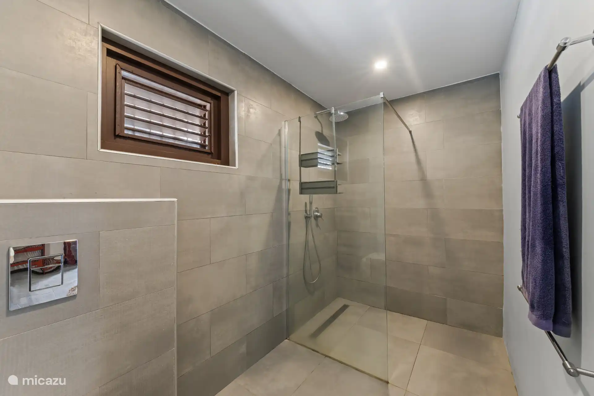 Fris de dag beginnen of heerlijk ontspannen na een dag vol avontuur! De inloopdouche met glazen wand geeft deze moderne badkamer een strakke uitstraling en zorgt voor extra comfort tijdens je verblijf
