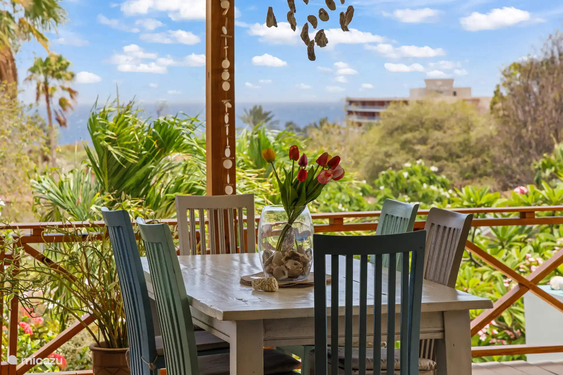 Ontbijten met uitzicht op zee, omringd door tropisch groen.  Geniet van een uitgebreid ontbijt, een lange lunch of een gezellig diner op de veranda. Hier wil je urenlang blijven zitten!