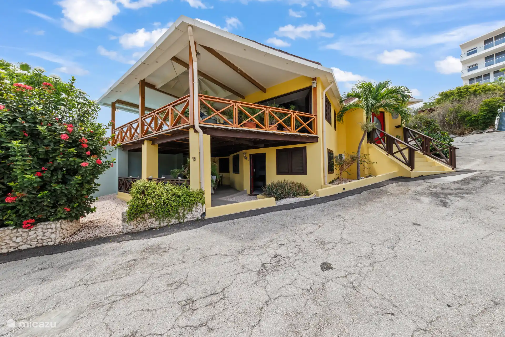Welkom bij deze ruime villa met een sfeervolle veranda en tropische uitstraling. Geniet van het buitenleven, de gezellige zitjes en alle ruimte om samen te ontspannen. Jouw vakantie op Curaçao begint 