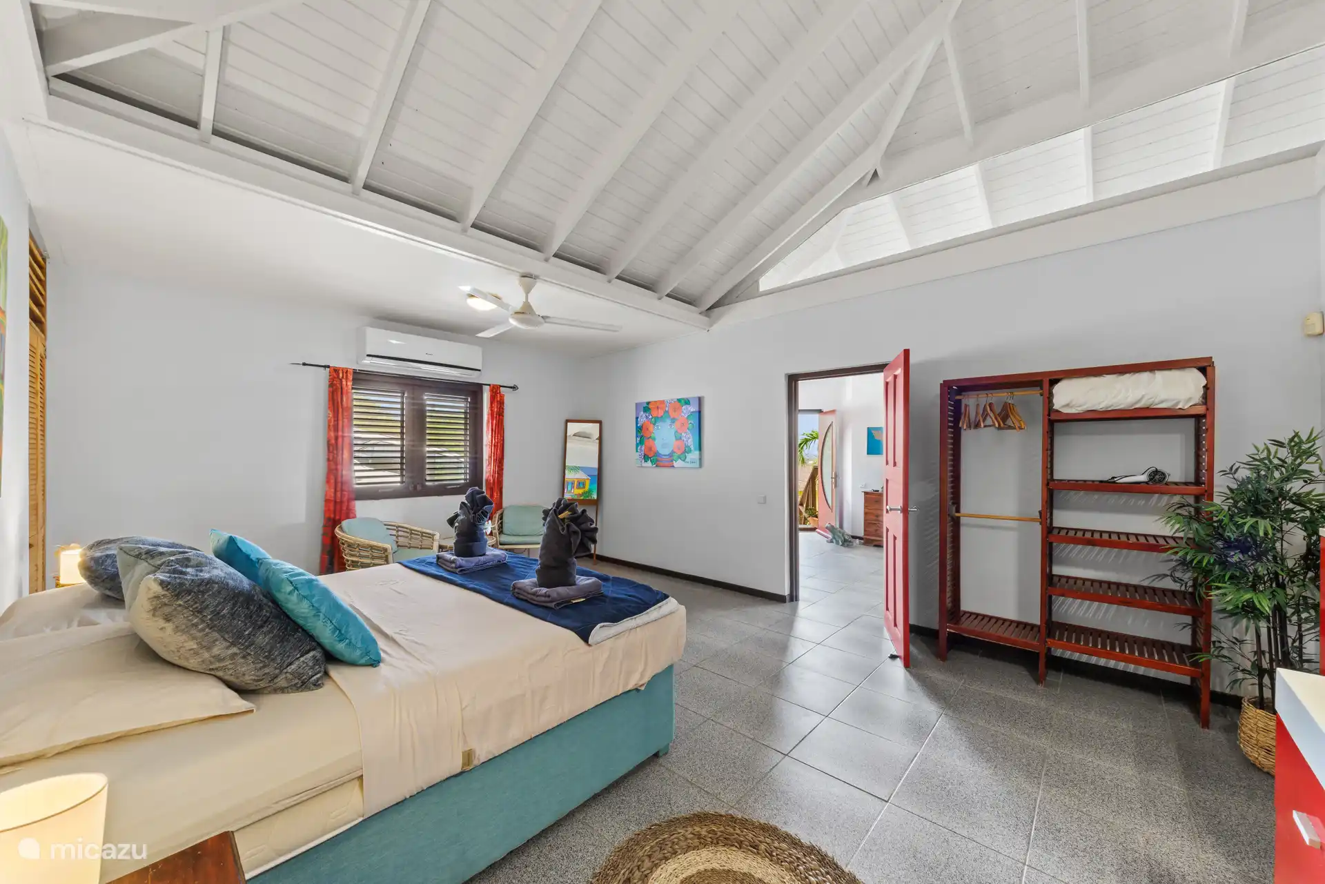 Ook aan opbergruimte is gedacht! Deze slaapkamer heeft een royale indeling, airconditioning en een gezellig zitje bij het raam. Een fijne plek om je even terug te trekken en op te laden voor een nieuw