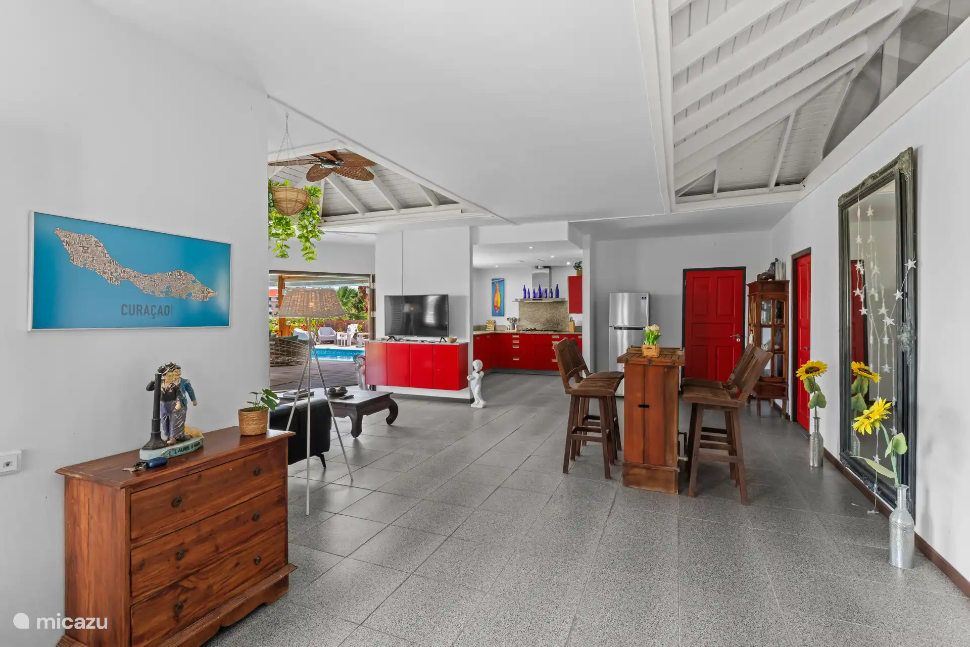 Een ruime, sfeervolle leefruimte met een gezellige eethoek en open keuken. Dankzij de open indeling loop je zo naar de veranda en het zwembad. Ideaal om samen te genieten van een ontspannen vakantie!