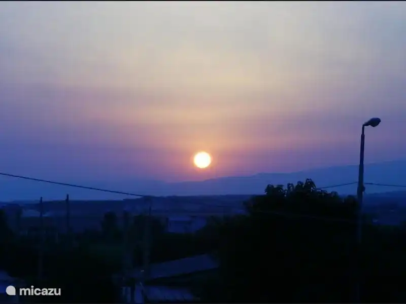 Sun-Einstellung hinter Bergen von Sila vom hinteren Balkon.