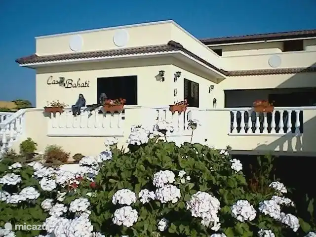 Location de Vacances Italie, Calabre, Capo Rizzuto, appartement - Casa Bahati Avec dites-le avec des fleurs, nous souhaitons la bienvenue à nos locataires.