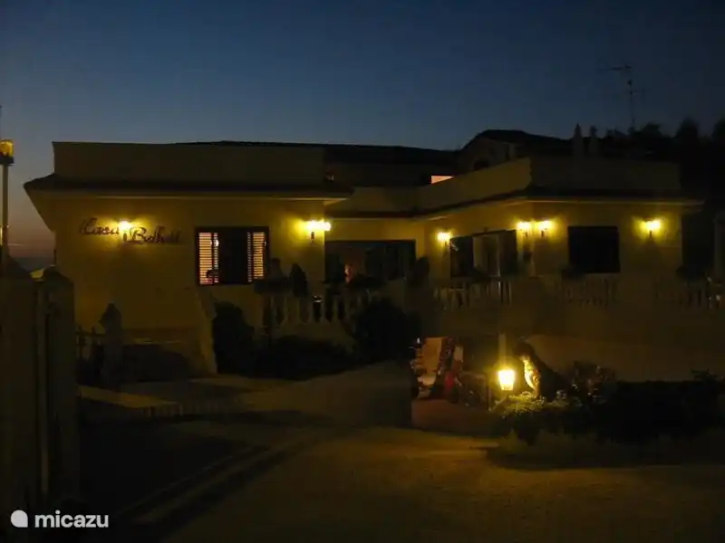 Casa Bahati im stimmungsvollen Abend.