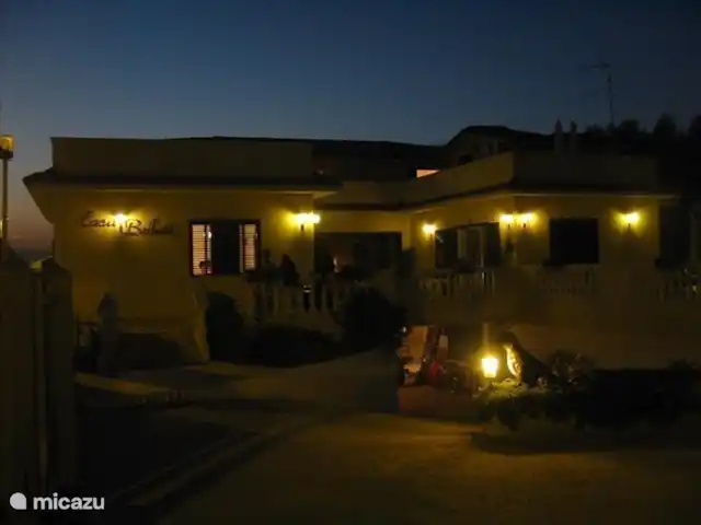 Location de Vacances Italie, Calabre, Capo Rizzuto, appartement - Casa Bahati Casa Bahati dans la soirée atmosphérique.