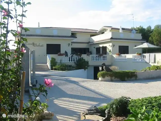Location de Vacances Italie, Calabre, Capo Rizzuto, appartement - Casa Bahati La vue sereine de Casa Bahati en entrant.