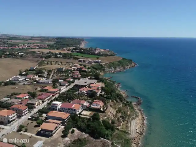 Location de Vacances Italie, Calabre, Capo Rizzuto, appartement - Casa Bahati Vue d'ensemble partie du village Capo Bianco, avec Casa Bahati.