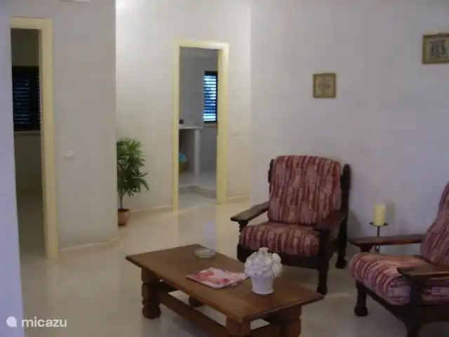 Location de Vacances Italie, Calabre, Capo Rizzuto, appartement - Casa Bahati Aperçu salon/cuisine (à gauche).