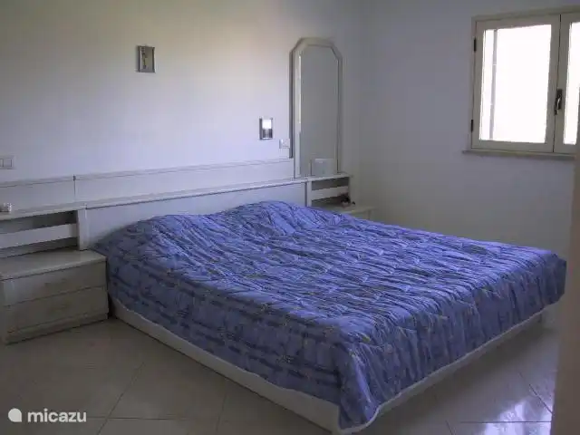 Geräumiges Schlafzimmer mit Einbauschrank