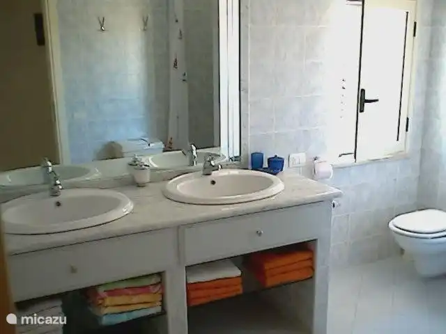 Doppelwaschbecken im großen Badezimmer.