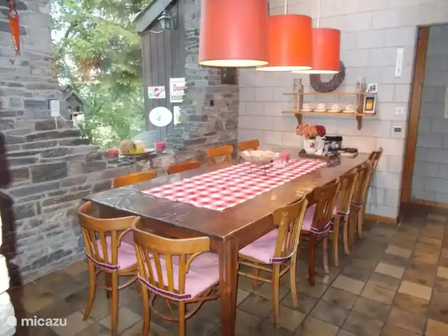 Panorama des technologies vertes | Belgique, Ardennes, Herbeumont - maison de vacances la table à manger à côté de la cuisine au rez-de-chaussée