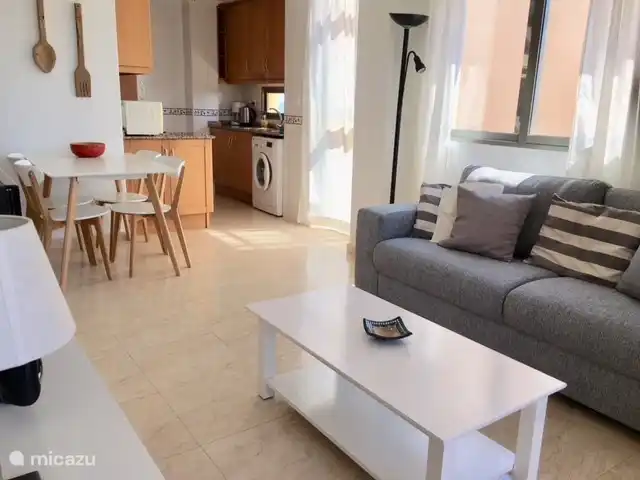 Sala de estar con cocina abierta adyacente