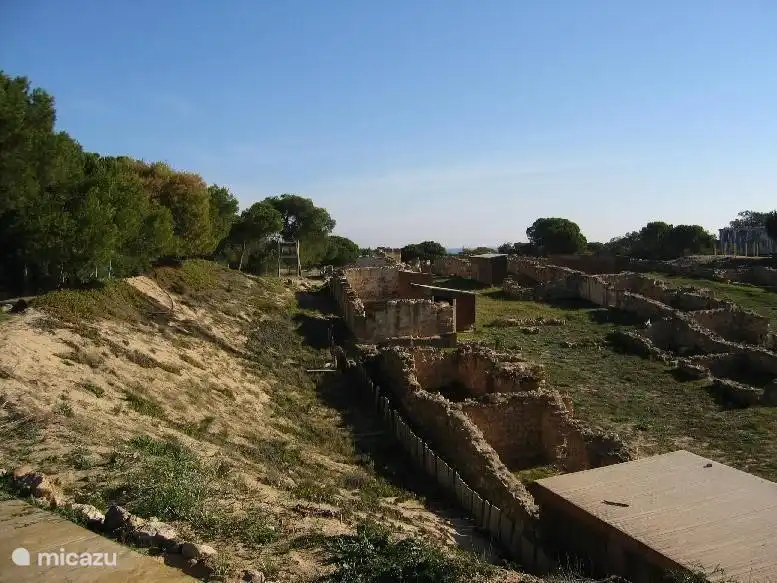Excavaciones de un antiguo asentamiento en la zona dunar