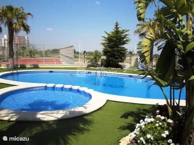 apartamento en España, Costa Blanca, Guardamar del Segura – Residencial Torres de Puerto Pinar La piscina bellamente ajardinada con césped artificial alrededor