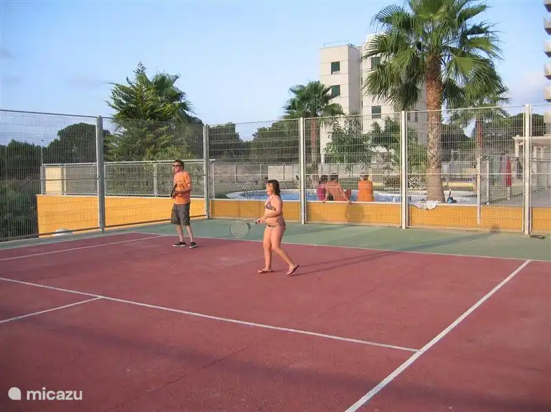 La cancha de tenis perteneciente a la residencia.
