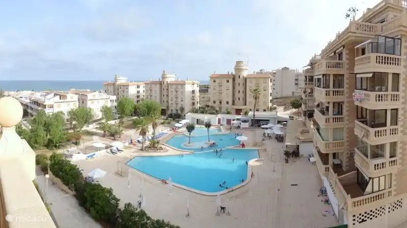 piscina en la residencia, vista desde la sala de estar y la terraza de la cocina