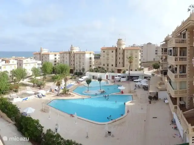 Playa Moncayo en España, Costa Blanca, Guardamar del Segura - apartamento piscina en la residencia, vista desde la sala de estar y la terraza de la cocina