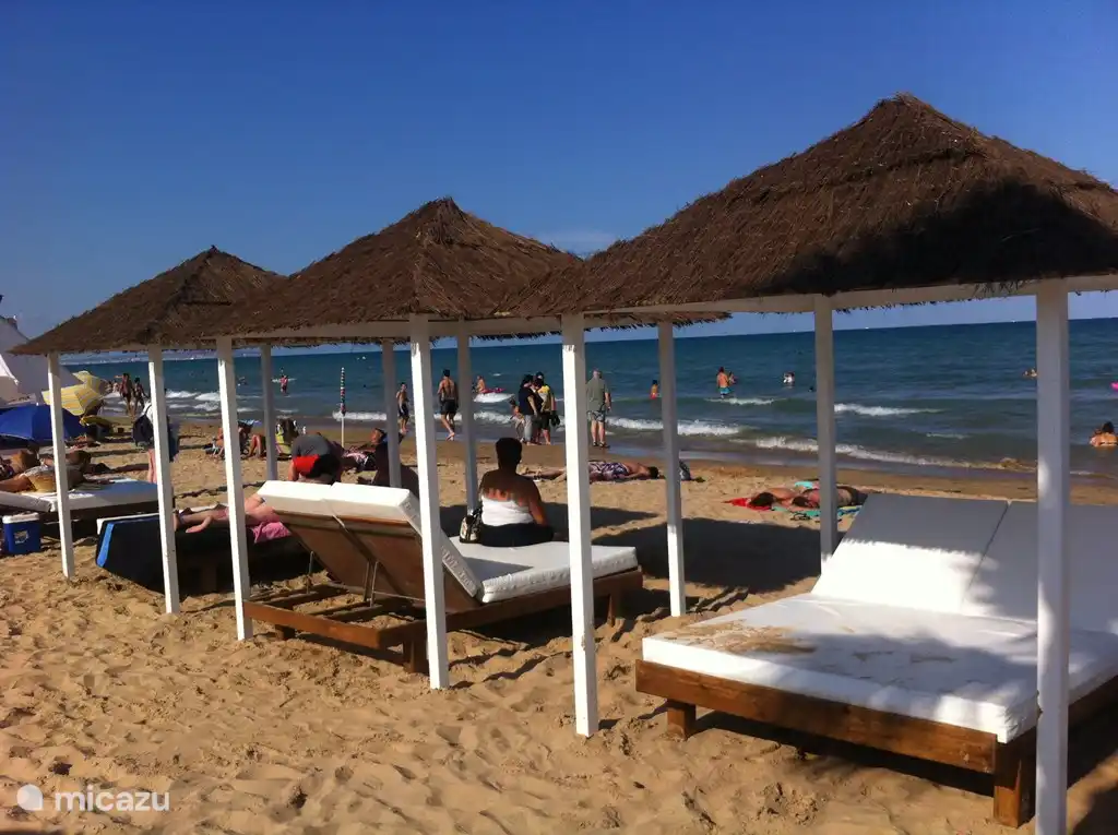 playa playa moncayo con sus relajantes camas con dosel.