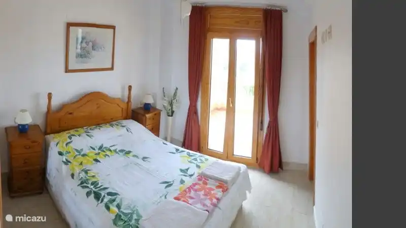 dormitorio principal con baño, armario empotrado y terraza de 27m2 con vistas al mar