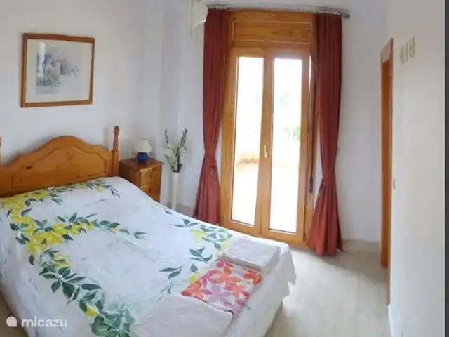 Playa Moncayo en España, Costa Blanca, Guardamar del Segura - apartamento dormitorio principal con baño, armario empotrado y terraza de 27m2 con vistas al mar