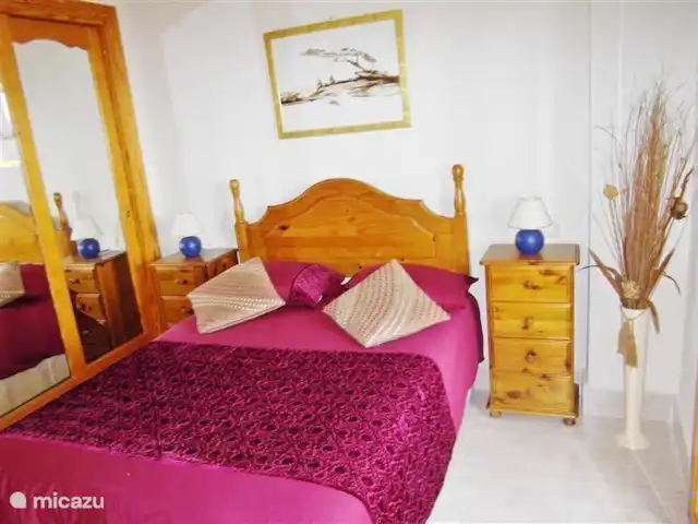 Playa Moncayo en España, Costa Blanca, Guardamar del Segura - apartamento dormitorio principal con cama box spring,
con cajones inferiores para ropa de cama.
grandes armarios, y un baño en suite. también acceso a la gran terraza