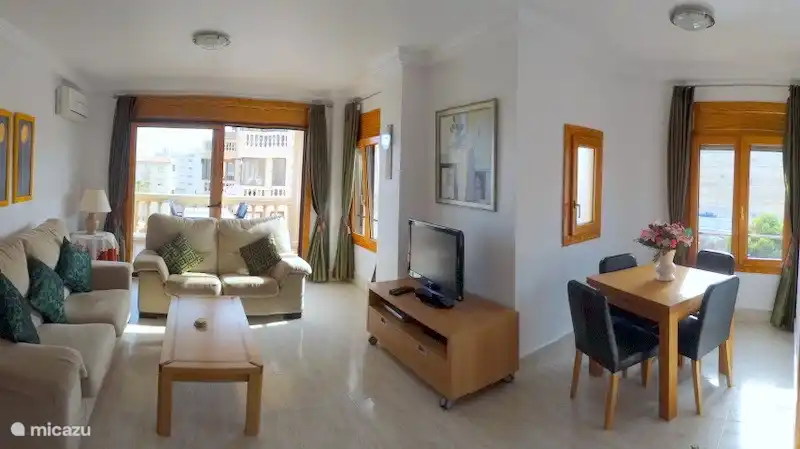 salón con comedor y terraza de 12m2