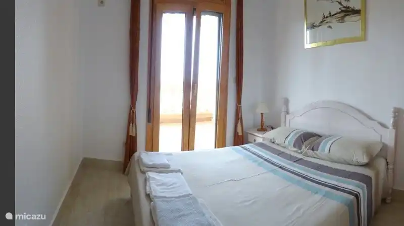 dormitorio doble con armario empotrado y terraza de 27m2 con vistas al mar